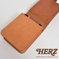 職人手作皮革立體口袋兩用單肩包，採用棕褐色皮革製成，縫線整齊，包身側面可見立體口袋設計，內部結構清晰。