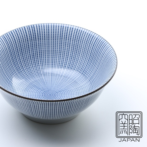 藍染千段十草飯碗，陶瓷材質，碗身內外皆有藍色細線條與同心圓紋路，碗緣有細緻的黑色線條勾勒。