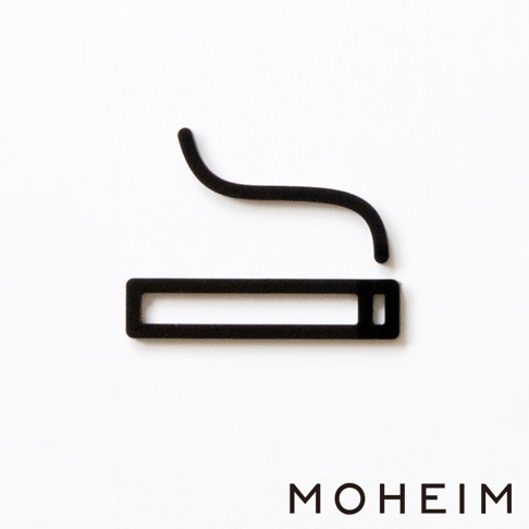 黑色吸煙區標示牌，以簡潔線條勾勒出香菸與菸灰缸圖案，材質呈現霧面質感。