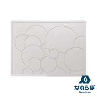 淺灰色珪藻土地墊，表面刻有大小不一的圓形圖案，錯落堆疊，下方有日文 Logo。