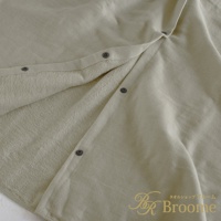 米色棉紗混紡快乾浴巾浴裙，內層為毛巾織法，外層平滑，以按扣固定。