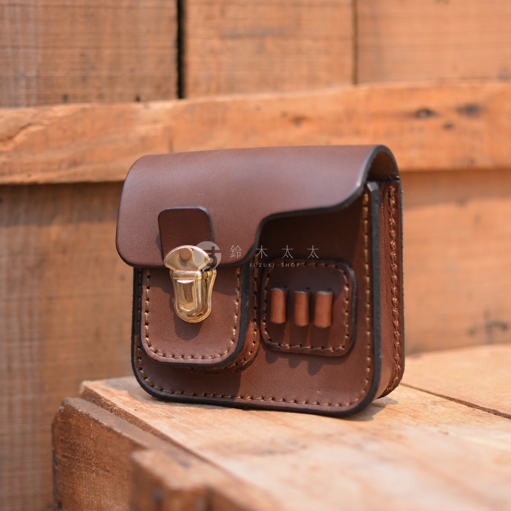 職人手作皮革高爾夫腰包，深棕色，採用真皮材質，設有金屬釦和可插置高爾夫球的皮套。