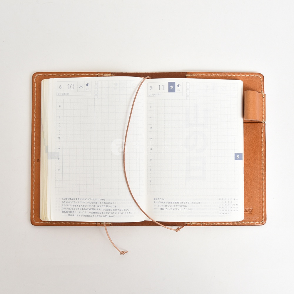 一本打開的淺棕色皮革手帳，內頁為日曆格式，左頁顯示日期8月10日星期三，右頁顯示日期8月11日星期四。