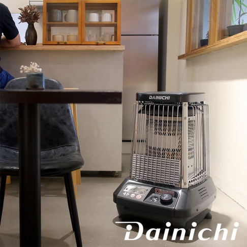 尊爵灰 Dainichi 電子式煤油暖氣機，設有銀色金屬網罩和黑色底座，頂部有品牌標誌。
