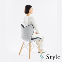 Chair PM 健康護脊座椅雲感款，淺灰色椅背搭配黑色滾邊，椅腳為木質材質，椅身呈現流線造型。