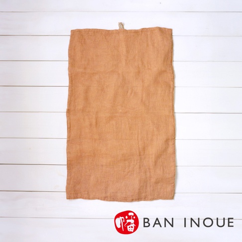 三層蚊帳棉織廚房拭巾，淺棕色，尺寸約 37x60cm，織紋細緻，頂部有掛繩。