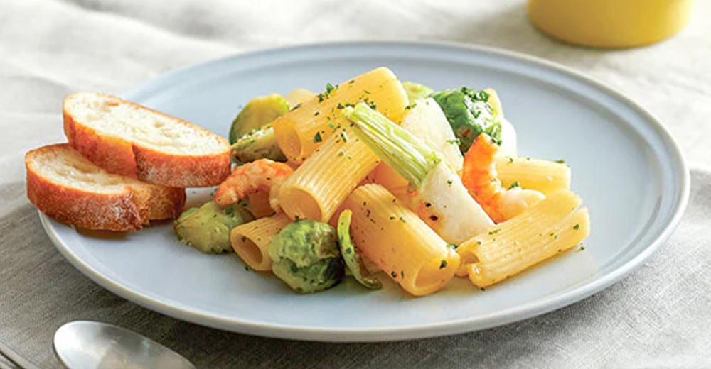 淺藍色美濃燒主菜盤盛著通心麵、蝦仁、花椰菜與麵包片，整體色彩柔和，盤邊帶有細緻的釉彩。