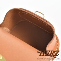 職人手作皮革耳機收納包 KF-4，採用天然皮革材質，呈現溫潤的棕色調，內裡為絨面材質，外觀簡約，配有金屬扣環。