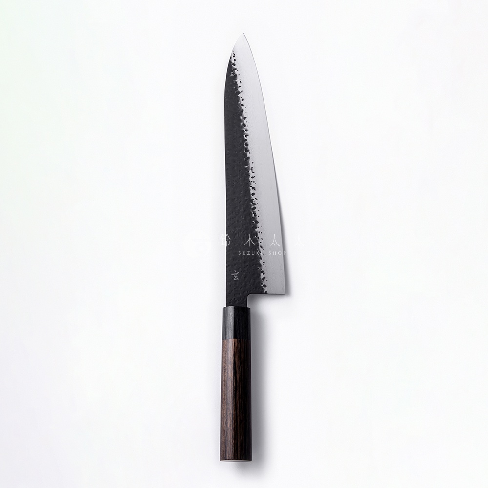 玄 / Chef's knife 主廚刀24cm，不鏽鋼刀刃，表面帶有槌目紋路，刀柄為木質，深棕色，對比色木紋。