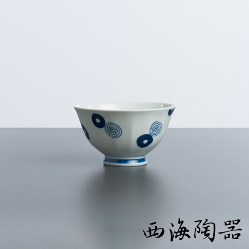 波佐見燒陶瓷飯碗，白色碗身繪有藍色丸紋及螺旋紋飾，底部有藍色條紋裝飾，呈現日式風格。