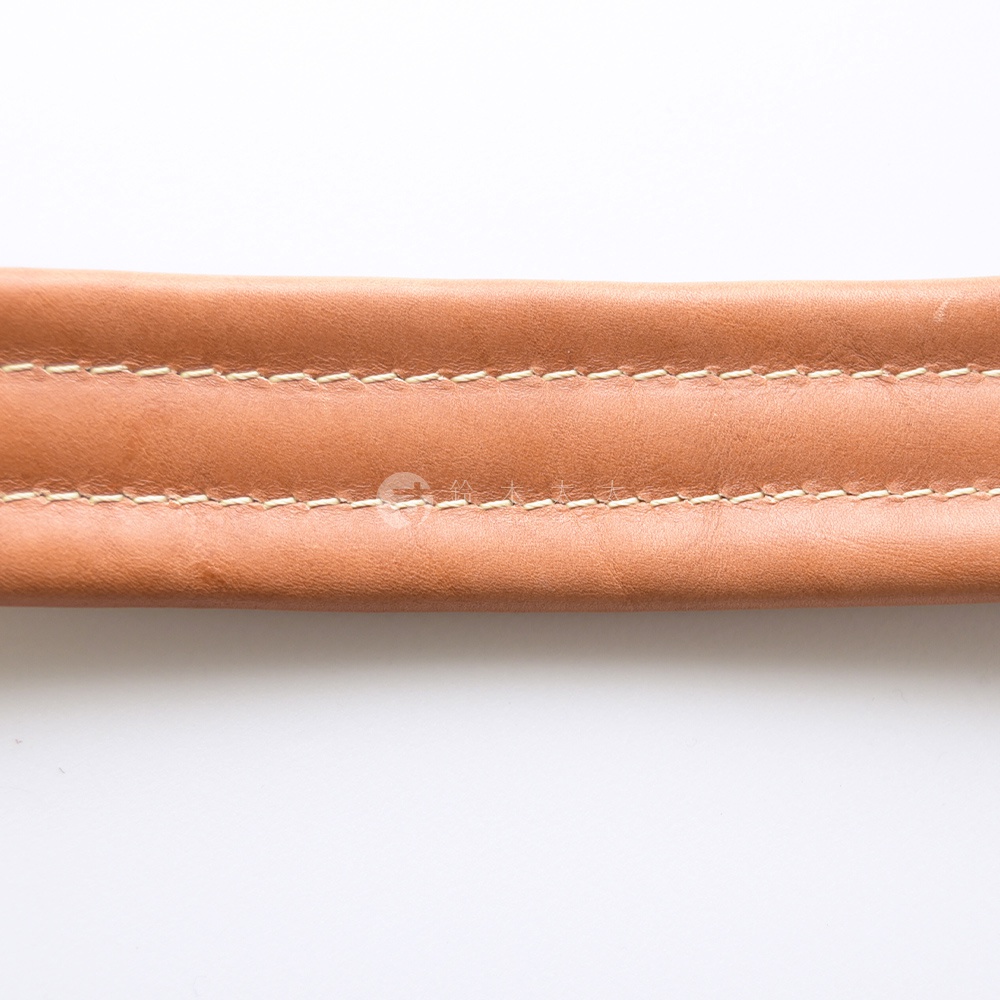 職人手作皮革加厚減壓肩背帶，淺棕色皮革，雙排白色車線，質樸精緻。