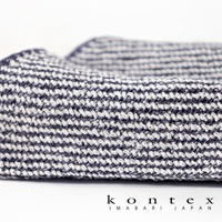 深藍色與白色交織的波浪紋理方巾，採用柔軟親膚的材質，帶有立體鬆餅格紋織法。