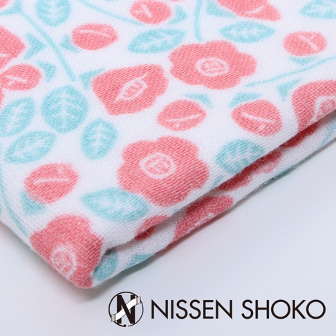 一張日系風格的棉紗廚房拭巾，以白色為底，印有粉紅色花朵和淺藍色葉子圖案。