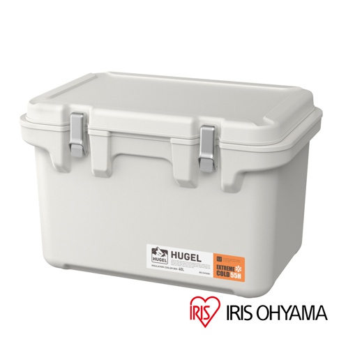 HUGEL 真空隔熱冰桶，容量40L，為米白色，具有兩個金屬鎖扣和側邊的產品標籤，標籤上顯示品牌名稱、產品型號及保冷時效。