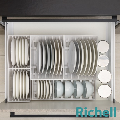 白色抽屜式餐盤收納架，整齊擺放著各式白色盤子、碗及三個銀色罐子，其中兩個收納架內有分隔條。