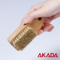赤田刷毛工業的天然豬毛蔬果刷，木柄握把，適合清潔。