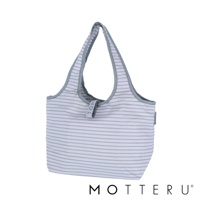 淺藍色與灰色條紋的輕時尚摺疊保冷可立托特袋，採用尼龍材質，搭配灰色滾邊與提把，袋身中央有「TOM」字樣織帶。