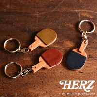 皮革桌球拍造型鑰匙圈，共有三款顏色：黃褐色、紅褐色與黑褐色。以皮革手工製作，搭配金屬鑰匙圈。