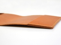 職人手作皮革厚革書套 (KB-4) M，採用天然棕色皮革製成，邊緣車縫細緻，展現厚實的皮革紋理與質感。