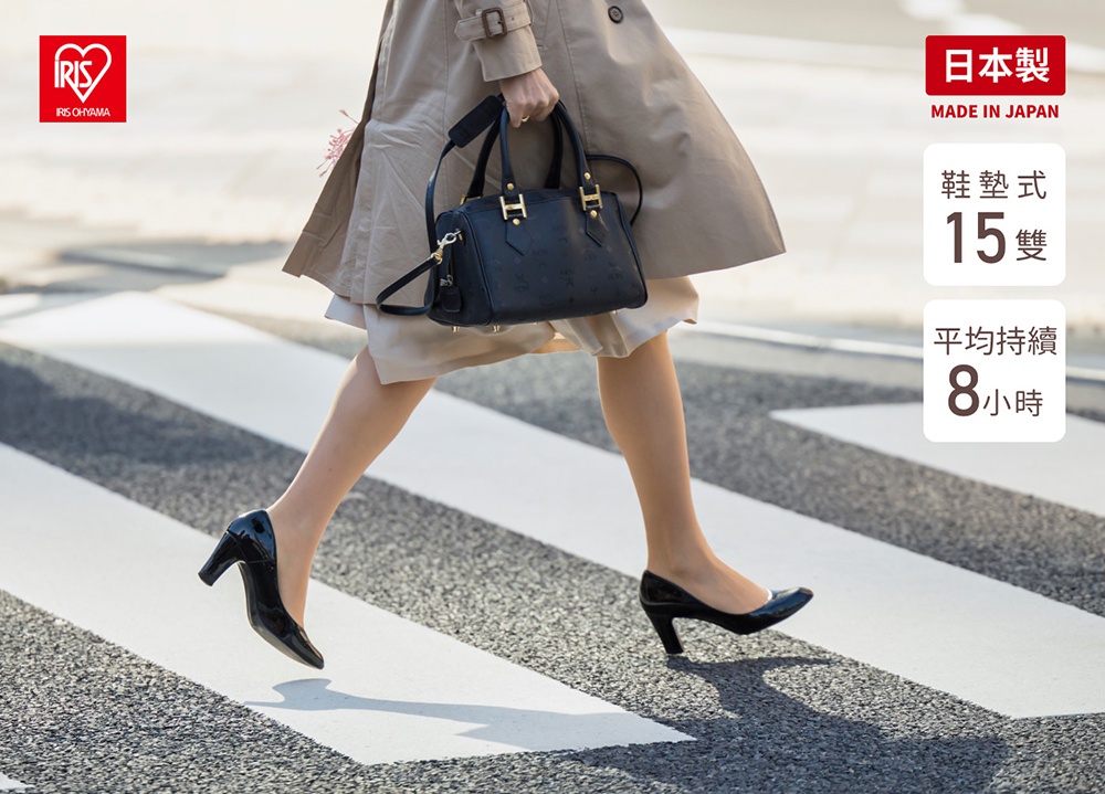 女款黑色漆皮高跟鞋，搭配米色風衣，走在斑馬線上，左手提著黑色壓紋手提包，右側有「日本製」、「鞋墊式15雙」、「平均持續8小時」等文字資訊。