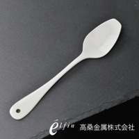 日製白琺瑯咖哩湯匙，湯匙呈橢圓形，帶有長柄，末端有一個圓孔，整體為光滑的白色琺瑯材質。