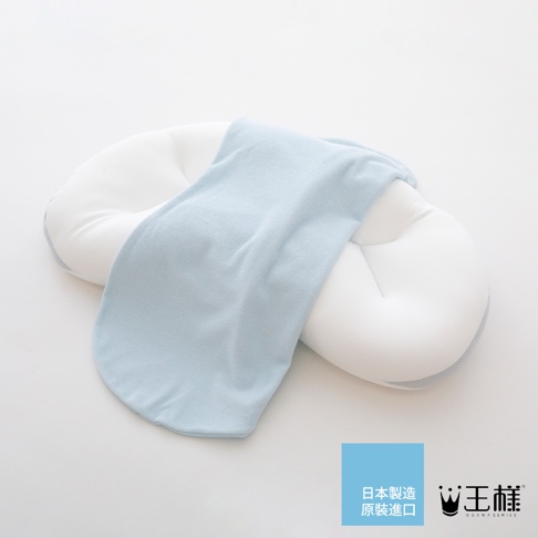 王樣の雲上枕，白色圓潤的嬰兒枕，頂部覆蓋著淺藍色柔軟布料，布料呈現自然垂墜感，背景為純白色。