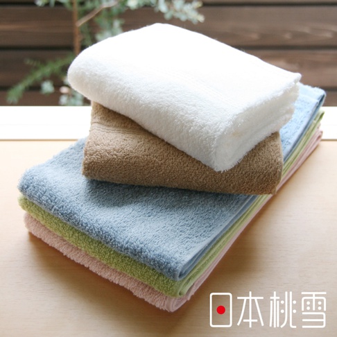 堆疊的居家毛巾，由上至下顏色依序為白色、淺棕色、淺藍色、淺綠色和粉紅色。毛巾質地柔軟，呈現絨毛感。