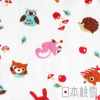 白色紗布毛巾印有可愛動物圖案，包括藍色貓頭鷹、粉紅色松鼠、棕色刺蝟、橘色狐狸和紅色兔子，以及紅傘菇和綠色葉子。