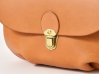 職人手作皮革屋瓦風迷你後背包 (R-6)，採用原色皮革製作，搭配金色金屬旋轉鎖扣。