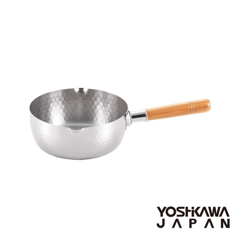 銀色不鏽鋼單柄雪平鍋，鍋身帶有槌目紋路，配有淺木色木柄，鍋緣有導流口。