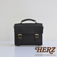 黑色皮革迷你兩用包，具備提把、可拆卸肩帶及兩個金屬釦環裝飾。