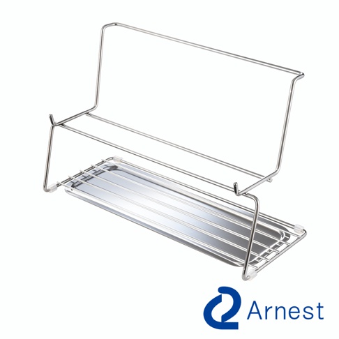 Arnest 品牌的不鏽鋼雙層瀝水架，整體為銀色金屬材質，具有簡潔現代的設計風格，架子上方有兩層金屬線條構成的置物空間，下方則有一個扁平的長方形金屬接水盤，整體結構穩固，適合廚房使用。