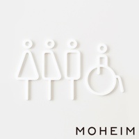 白色簡約風格的廁所標示牌，包含女性（三角形）、男性（方形）、無性別（梯形）及輪椅使用者圖示，材質為壓克力，設計現代。