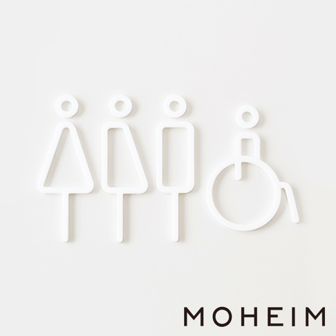 白色簡約風格的廁所標示牌，包含女性（三角形）、男性（方形）、無性別（梯形）及輪椅使用者圖示，材質為壓克力，設計現代。