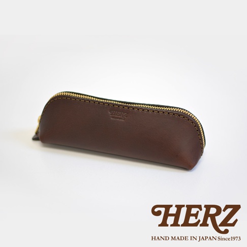 職人手作皮革三角收納筆袋 KP-26，深棕色，採用真皮材質，搭配金色拉鍊。