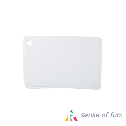 白色圓角矩形矽膠砧板，帶有一個用於懸掛的圓孔，材質為矽膠。