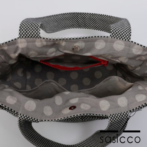 三河木綿刺子織托特包，外觀為黑白格紋，內裡為灰色圓點圖案，設有紅色拉鍊內袋及多個隔層。