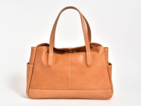 職人手作皮革橫式肩背托特包 (T-32-Y)，採用光滑的淺棕色皮革製成，帶有對比明顯的白色縫線。包包設計為橫式，配有兩條皮革提把，包體兩側有開放式口袋。