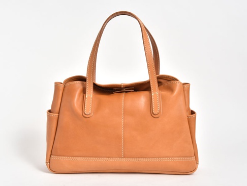 職人手作皮革橫式肩背托特包 (T-32-Y)，採用光滑的淺棕色皮革製成，帶有對比明顯的白色縫線。包包設計為橫式，配有兩條皮革提把，包體兩側有開放式口袋。