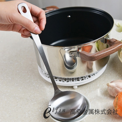 日製不鏽鋼湯杓，採用拋光不鏽鋼材質，勺柄處有一個掛孔，搭配木紋隔熱鍋柄的鍋具。