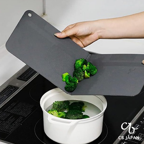 CB JAPAN 摺疊砧板上放著綠色的西蘭花，準備放入白色的鍋中，鍋裡裝有水。