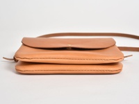 職人手作皮革橫式隨行袋 (CP-9)，採用原色皮革製成，簡約設計，配有同色系皮革背帶，整體呈現自然質樸的風格。