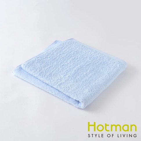 淺藍色毛巾，材質柔軟，質地蓬鬆，邊緣有縫線。