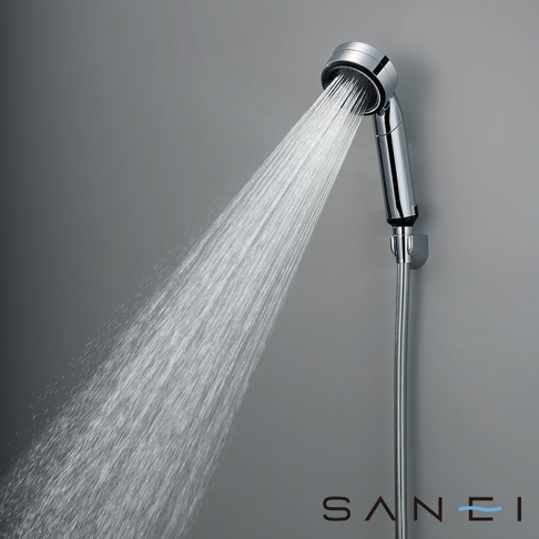 銀色金屬蓮蓬頭，正噴出細緻水流，與灰色背景形成對比。蓮蓬頭設計簡潔，帶有可調節角度的噴灑頭。