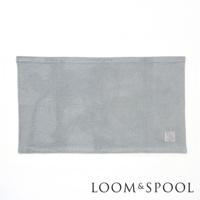 淺藍色純棉毛巾，帶有品牌標籤和LOOM&SPOOL的文字標誌
