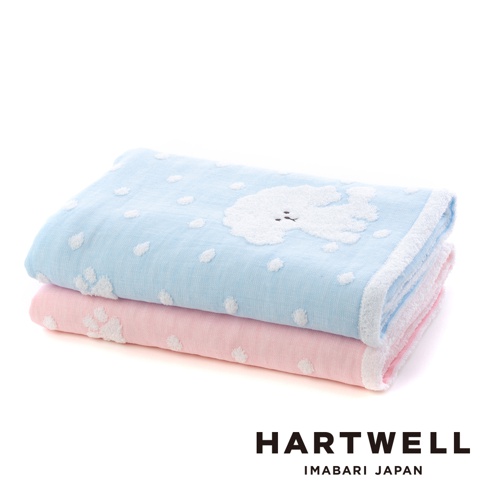 藍色今治純棉點點紗布浴巾疊在粉色今治純棉點點紗布浴巾上，藍色浴巾印有白色貴賓犬圖案和白色圓點，粉色浴巾印有白色腳印圖案和白色圓點。