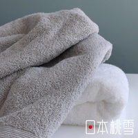 疊放的 sensui Yu 檜木精梳棉方巾，一條為淺灰色，另一條為白色。材質柔軟，觸感細膩。