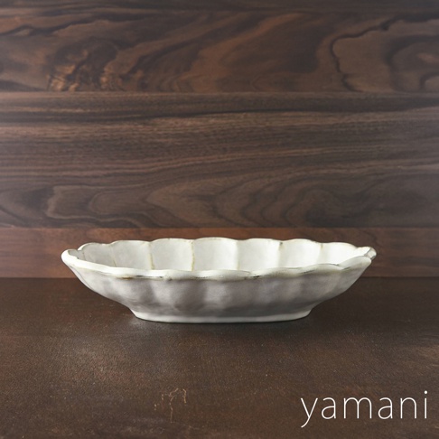 小兵 六魯粉引花型橢圓料理盤，28公分，白色陶製，邊緣帶有自然的粉引釉色與花瓣狀紋理，盤身呈現溫潤的質感。