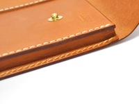 職人手作皮革信封式雙釦手拿袋 (S-46)，淺棕色皮革，帶有車縫線和金屬釦。