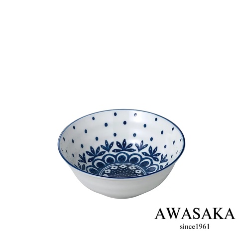 一個 Pottery Field 北歐深型湯碗，碗身為白色，內外皆印有藍色圓點和花卉圖案，碗緣有藍色細線。